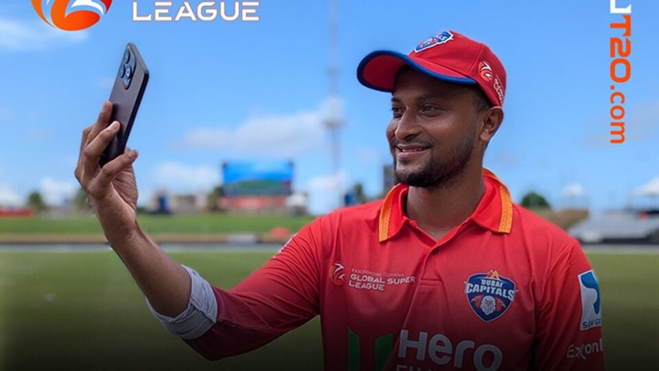 প্রথমে ব্যাট হাতে মারকাটারি অর্ধশতরান ও পরে বল হাতে ৪টি উইকেট। ব্যাটে-বলে এমন অবিশ্বস্য পারফর্ম্যান্স মেলে ধরার পরে শাকিব আল হাসান ছাড়া আর কাউকেই ম্যাচের সেরা ক্রিকেটার নির্বাচিত করা সম্ভব ছিল না। ছবি- গ্লোবাল সুপার লিগ টুইটার।