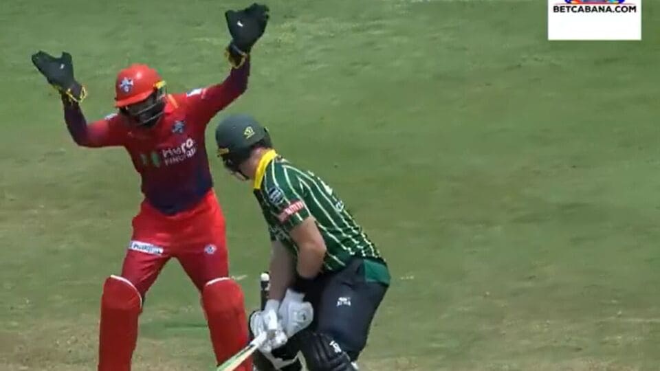 পালটা ব্যাট করতে নেমে সেন্ট্রাল ডিস্ট্রিক্টস ২০ ওভারে ৮ উইকেটের বিনিময়ে ১৪৩ রানে আটকে যায়। ২২ রানের ব্যবধানে ম্যাচ জেতে দুবাই ক্যাপিটালস। ক্যাপ্টেন টম ব্রুস ৩৯ বলে ৩৪ রানের ঠুকঠুকে ইনিংস খেলেন। তিনি ৩টি চার মারেন। এছাড়া উইল ইয়ং ১৯, ডেন ক্লেভার ২১ ও উইলিয়াম ক্লার্ক ২০ রান করেন। ছবি- গ্লোবাল সুপার লিগ টুইটার।