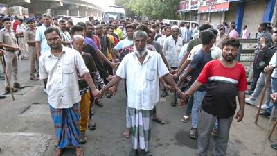 জানা গিয়েছে, ৪৪৭ জন বাংলাভাষী পরিযায়ী শ্রমিককে ওড়িশা সরকার আটক করেছিল সম্প্রতি। তাঁদের মধ্যে থেকে অধিকাংশকেই ছেড়ে দেওয়া হয়েছে। ছাড়া পাওয়া পরিযায়ী শ্রমিকদের বেশিরভাগই বীরভূম, মুর্শিদাবাদ, দক্ষিণ ২৪ পরগনার। এদের আটক করেছিল ওড়িশার ঝাড়সুগুড়ার পুলিশ। (ANI) জানা গিয়েছে, ৪৪৭ জন বাংলাভাষী পরিযায়ী শ্রমিককে ওড়িশা সরকার আটক করেছিল সম্প্রতি। তাঁদের মধ্যে থেকে অধিকাংশকেই ছেড়ে দেওয়া হয়েছে। ছাড়া পাওয়া পরিযায়ী শ্রমিকদের বেশিরভাগই বীরভূম, মুর্শিদাবাদ, দক্ষিণ ২৪ পরগনার। এদের আটক করেছিল ওড়িশার ঝাড়সুগুড়ার পুলিশ। (ANI)