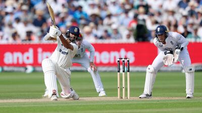 জাদেজা যখন একটা বাজে বলে আউট হয়ে যান, তখন ভারতের স্কোর ছিল সাত উইকেটে ৩৭৬ রান। ১১ রানের মধ্যে বাকি তিনটি উইকেট পড়ে যায়। আর সেইসময় ওয়াশিংটনদের উদ্ভট স্ট্র্যাটেজিতে বেশি রান যোগ করতে পারেনি ভারত। যে যিনি ৭৬ বলে ২৩ রান করেন। ইংরেজদের হয়ে তিনটি উইকেট নেন ক্রিস ওকস। দুটি করে উইকেট নেন বেন স্টোকস এবং জোফ্রা আর্চার। একটি করে উইকেট নেন ব্রাইডন কার্স এবং শোয়েব বশির। (ছবি সৌজন্যে রয়টার্স) 