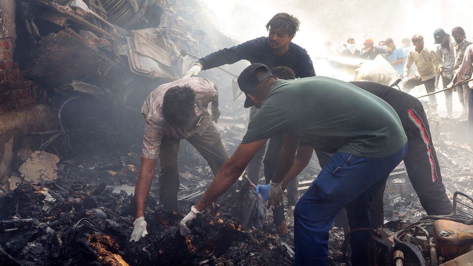 তদন্তের প্রাথমিক অনুসন্ধানে বলা হয়েছে, আমদাবাদে দুর্ঘটনার সময় ৭৮৭ ড্রিমলাইনারের জরুরি ব্যবস্থা সক্রিয় ছিল। এটি ব়্যাম এয়ার টারবাইন নামে পরিচিত। ড্রিমলাইনারের ম্যানুয়াল অনুযায়ী, উভয় ইঞ্জিন বিকল হয়ে গেলে বা তিনটি হাইড্রোলিক সিস্টেমের চাপ কম থাকলে বিমানের জরুরি ব্যবস্থা স্বয়ংক্রিয়ভাবে চালু হতে পারে। এদিকে বিমানের ফ্ল্যাপ সঠিক '৫ ডিগ্রি' অবস্থানে ছিল। এদিকে ল্যান্ডিং গিয়ার (বিমানের চাকা) 'ডাউন' ছিল। তবে বিমানে পাখির ধাক্কা খাওয়ার কোনও চিহ্ন পাওয় যায়নি। (HT_PRINT)