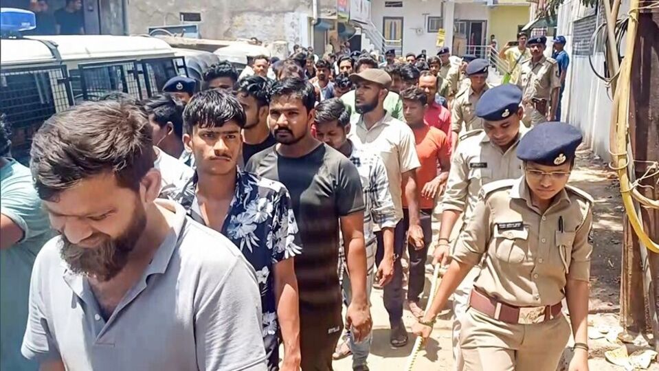 নিজেদের ভুল শুধরে নিল ওড়িশা। বাংলাদেশি ভেবে পশ্চিমবঙ্গের যে সব পরিযায়ী শ্রমিকদের আটক করা হয়েছিল, তাদের অধিকাংশকেই মুক্তি দেওয়া হয়েছে। এই বিষয়টি নিশ্চিত করেছেন তৃণমূলের রাজ্যসভা সাংসদ সমিরুল ইসলাম নিজেই। জানা গিয়েছে, ৪০৩ জন বাঙালি পরিযায়ী শ্রমিককে ছেড়ে দিয়েছে ওড়িশা সরকার। (ANI-Grab )