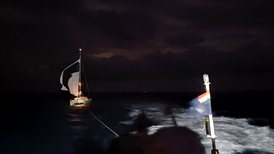 বঙ্গোপসাগরে এক আটকে পড়া সেলিং বোট থেকে দুই বিদেশিকে উদ্ধার করল উপকূলরক্ষী বাহিনী। ঘটনাটি ঘটে ১১ জুলাই। জানা গিয়েছে, আন্দামান ও নিকোবর দ্বীপপুঞ্জের ইন্দিরা পয়েন্টের থেকে ৫২ নটিকাল মাইলস দক্ষিণপূর্বে ঘটনাটি ঘটে। উদ্ধার হওয়া বিদেশিদের একজন মার্কিন নাগরিক এবং অপরজন তুরস্কের নাগরিক বলে জানা গিয়েছে। (PIB)