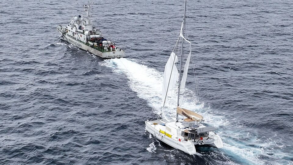 জানা যায়, চেন্নাইতে অবস্থিত মার্কিন কনস্যুলেট গত ১০ জুলাই যোগাযোগ করে আন্দামানের দ্য মেরিটাইম রেসকিউ কোঅর্ডিনেশন সেন্টারের সঙ্গে। জানানো হয়, সি অ্যাঞ্জেল নামক একটি সেলিং বোট মার্কিন নাগরিক সহ আটকে পড়েছে মাঝ সমুদ্রে। এই আবহে উপকূলরক্ষী বাহিনী উদ্ধার অভিযানে নামে। (PIB)