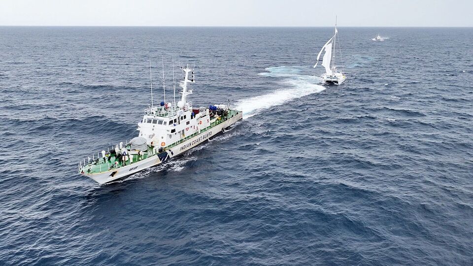 জানা গিয়েছে, বোটের 'পাল' ছিন্নভিন্ন হয়ে পড়েছিল দুর্যোগপূর্ণ আবহাওয়ার কারণে। এদিকে বোটের প্রোপেলারও নষ্ট হয়ে গিয়েছিল। এই আবহে বঙ্গোপসাগরে আটকে পড়েছিল বোটটি। সেই বোটকে উদ্ধার করে উপকূলরক্ষী বাহিনীর জাহাজ 'রাজবীর'। এদিকে সেই বোটে থাকা দুই বিদেশিই শারীরিক ভাবে সুস্থ আছেন বলে জানা গিয়েছে। (PIB)