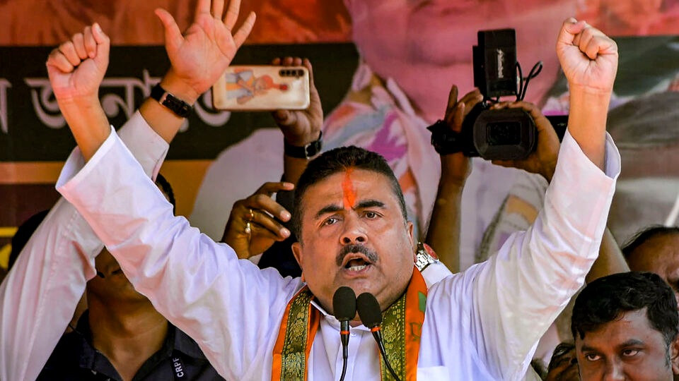 উল্লেখ্য, বাঙালিরা যে ঘুরতে ভালোবাসে, তা সকলেরই জানা। এমনকী পহেলগাঁও জঙ্গি হামলায় প্রাণও হারিয়েছিলেন বাংলার পর্যটকরা, অল্পের জন্যে প্রাণে বেঁচেছিল বাংলার এক পরিবার। এই পরিস্থিতিতে এবার বাঙালিদের কাশ্মীর যেতে নিষেধ করছেন শুভেন্দু। তাঁর 'পরামর্শ', মুসলিম অধ্যুষিত এলাকায় হিন্দুরা যাবেন না। (HT_PRINT)