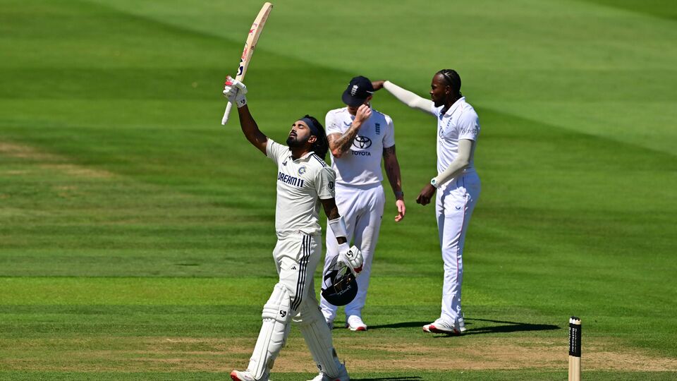 ২০১৮ সাল থেকে ইংল্যান্ডে ওপেনার হিসেবে সবথেকে বেশি শতরান করলেন রাহুল। এমনকী ইংরেজ ওপেনারদের থেকেও সেই সংখ্যাটা বেশি। ২১টি ইনিংসে চারটি শতরান করেছেন রাহুল। ২৮টি ইনিংসে তিনটি শতরান করেছেন বেন ডাকেট। দুটি করে শতরান করেছেন রোরি বার্নস এবং জ্যাক ক্রলি। ৩২টি ইনিংসে বার্নস সেই কাজটা করেছেন। ক্রলি ৩৪টি ইনিংসে দুটি শতরান করেছেন। (ছবি সৌজন্যে এএফপি)