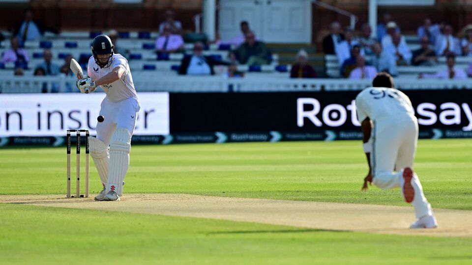 তবে টেস্টের ইতিহাসে প্রথম ইনিংসে এই প্রথমবার দু'দলের স্কোর সমান হল। এই নিয়ে মোট ন'বার এরকম ঘটনা ঘটল। এরকম ক্ষেত্রে পঞ্চম সর্বোচ্চ স্কোর হল ৩৮৭। আর তার থেকে বেশি রান যে চারবার হয়েছে, সেগুলির প্রতিটি টেস্টেই ড্র হয়েছে। এবার কী হবে, তা অনেকটা বোঝা যাবে চতুর্থ দিনে। রবিবার ভারত শুরুটা ভালো করতে চাইবে। এই ম্যাচটা যে জিতবে, তারা ২-১ ব্যবধানে এগিয়ে যাবে। (ছবি সৌজন্যে এএফপি)