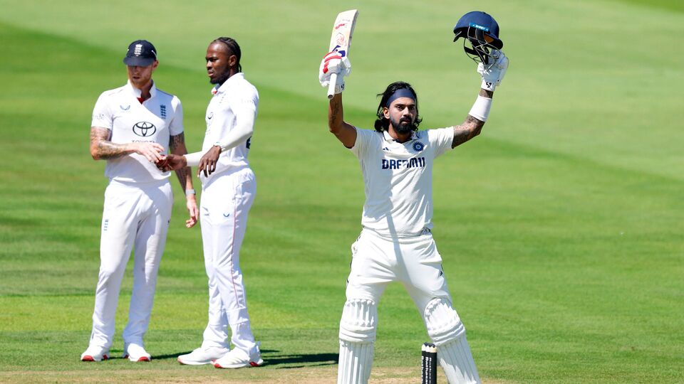 লর্ডসে সেঞ্চুরি করেই আউট হয়ে যান রাহুল। ১৭৭ বলে ১০০ রান করেন। আর রাহুল ১০০ রানেই আউট হওয়ার পরে একটা উদ্ভট নজির তৈরি হয়ে যায়। পুরুষদের টেস্ট ক্রিকেটে শততম বার এরকম ঘটনা ঘটল, যখন ব্যাটার ১০০ রানেই আউট হয়ে গিয়েছেন। লর্ডস টেস্টের আগে পর্যন্ত ৯৯ বার এরকম ঘটনা ঘটেছিল। রাহুল ১০০ রান করে সেরকম ঘটনারও সেঞ্চুরি করিয়ে দিলেন। (ছবি সৌজন্যে রয়টার্স)