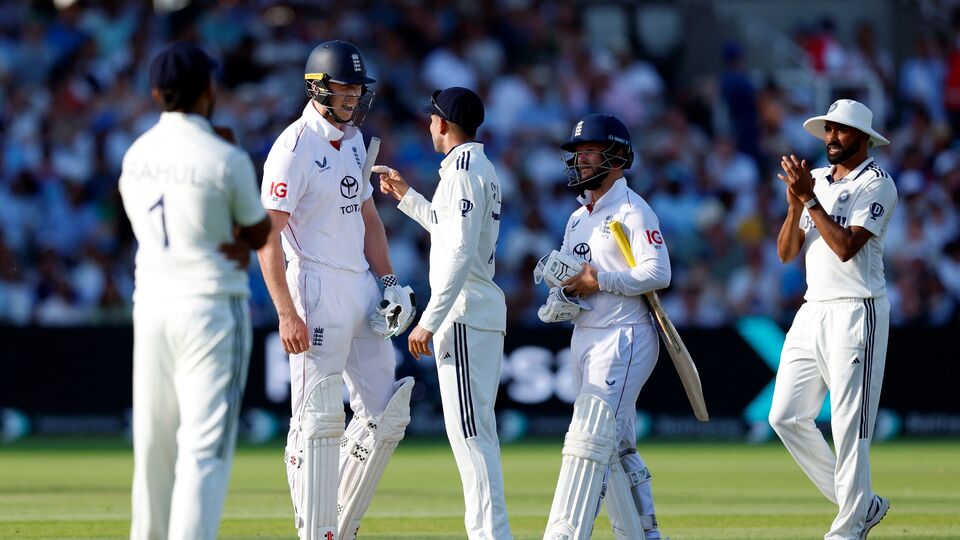 চালকের আসনে বসার একাধিক সুযোগ হাতছাড়া করে লর্ডস টেস্টকে এক ইনিংসের ম্যাচে পরিণত করল ভারত। ইংল্যান্ডের ৩৮৭ রানের প্রথম ইনিংসে টিম ইন্ডিয়া ঠিক ৩৮৭ রানই করল। এক রানেরও লিড না পেয়ে তৃতীয় দিনের শেষে দ্বিতীয় ইনিংসে ইংল্যান্ডের স্কোর এক ওভারে বিনা উইকেটে দু'রান। অর্থাৎ দু'রানে এগিয়ে আছেন ইংরেজরা। (ছবি সৌজন্যে রয়টার্স)