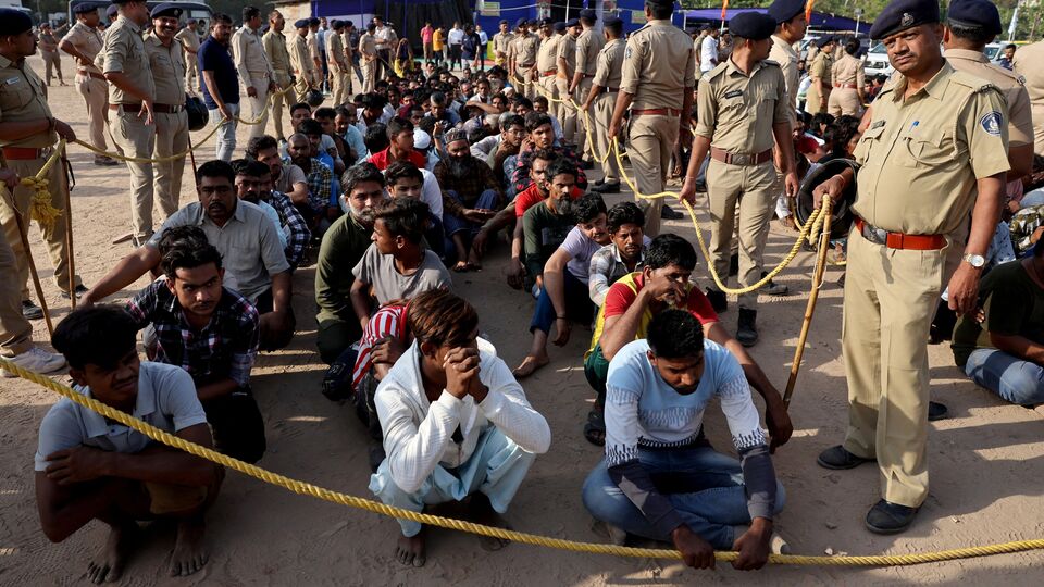 জানা যায়, গত ৭ জুলাই ঝাড়সুগুড়া জেলার বাংলাভাষী শ্রমিকদের আবাসিক এলাকায় অভিযান চালায় ওড়িশা পুলিশ। ৪০০-র বেশি মানুষকে আটক করা হয়েছিল সেই অভিযানে। সন্দেহ করা হয়েছিল, তারা অবৈধ বাংলাদেশি অনুপ্রবেশকারী। উল্লেখ্য, নদিয়া, মুর্শিদাবাদ, মালদা, পূর্ব মেদিনীপুর, বীরভূম, পূর্ব বর্ধমান, দক্ষিণ ২৪ পরগনা থেকে অনেক শ্রমিকরা ওড়িশায় যান কাজ করতে। তৃণমূলের অভিযোগ, সেই সব শ্রমিকদেরই বাংলাদেশি আখ্যা দিয়ে আটক করা হচ্ছে। এই আবহে কলকাতা হাইকোর্ট রাজ্যের মুখ্যসচিবকে ওড়িশা সরকারের সঙ্গে যোগাযোগ করতেও বলেছিল। (REUTERS)