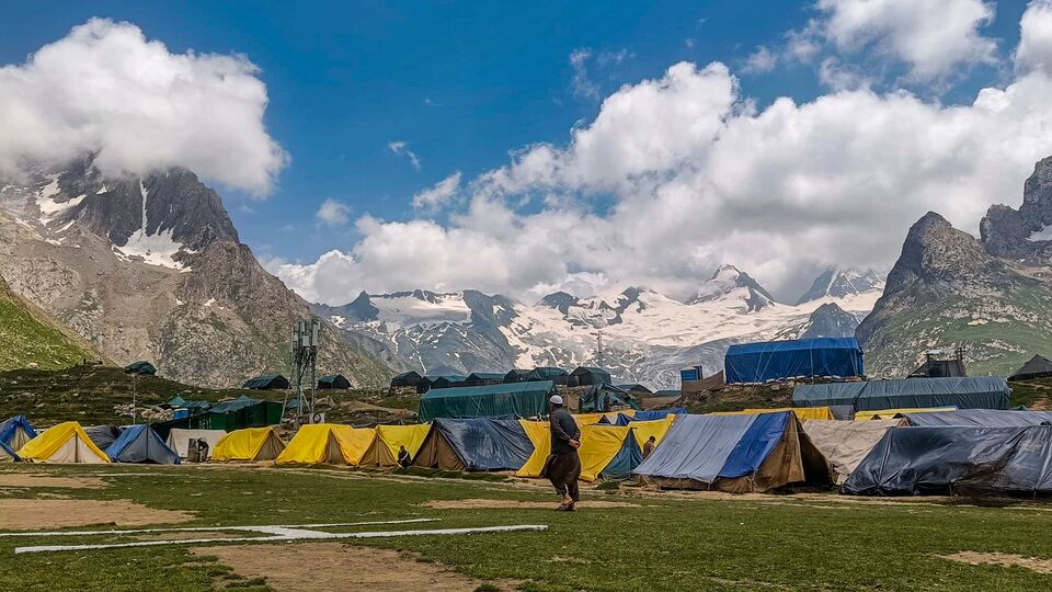 পহেলগাঁও জঙ্গি হামলার আবহে কেন্দ্রীয় সরকার দাবি করেছিল, কাশ্মীরের পর্যটন শিল্পে ধাক্কা দিতেই এই জঙ্গি হামলা করা হয়েছিল। কাশ্মীর উপত্যকায় উন্নয়ন থমকে দিয়ে ফের সন্ত্রাসবাদ ছড়িয়েও দেওয়াই এই হামলায় লক্ষ্য ছিল পাকিস্তানের। তবে এরই মাঝে আবার সোশ্যাল মিডিয়ায় একাংশ দাবি করেছিল, স্থানীয় কাশ্মীরি মুসলিমরাই জঙ্গিদের মদত করেছিল। এই আবহে কাশ্মীর বয়কটের ডাক উঠেছিল। এই সব বিতর্কের মাঝে এবার শুভেন্দু অধিকারী বললেন, বাংলার পর্যটকরা যেন মুসলিম অধ্যুষিত এলাকায় না যান। (PTI)