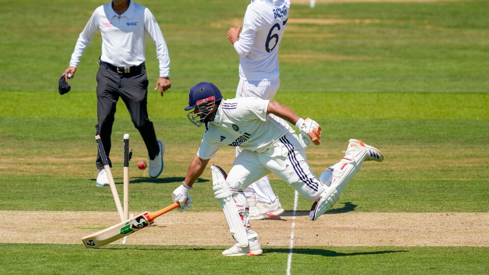 অথচ প্রথম ইনিংসেই বড় লিড নিতে পারত ভারত। প্রথমে ইংল্যান্ডকে শেষ তিন উইকেটে ১১৬ রান যোগ করতে দেয়। তারপর কেএল রাহুল এবং ঋষভ পন্তের জুটি একেবারে দাপটের সঙ্গে খেলছিল, তখন লাঞ্চের আগেই ওপেনারের সেঞ্চুরি পূরণের গুঁতোয় রান-আউট হয়ে ভারতের তারকা উইকেটকিপার-ব্যাটার। লাঞ্চের পরেই আউট হয়ে যান রাহুল। তিনি করেন ১০০ রান। ৭৪ রান করেন পন্ত। (ছবি সৌজন্যে পিটিআই)