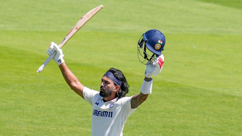 তারইমধ্যে দ্বিতীয় ভারতীয় হিসেবে লর্ডসে দুটি শতরান হাঁকানোর নজির গড়লেন রাহুল। সেই তালিকার শীর্ষে আছেন দিলীপ বেঙ্গসরকর। তিনি লর্ডসে তিনটি শতরান করেছিলেন। আর দুটি শতরান করে ফেললেন রাহুল। ২০২১ সালে প্রথম ইনিংসে ২৫০ বলে ২৩৯ রানের ইনিংস খেলেছিলেন। যে ম্যাচটা ভারত ১৫১ রানে জিতে গিয়েছিল। (ছবি সৌজন্যে পিটিআই)