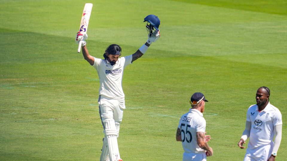 বিদেশি ওপেনার হিসেবে লর্ডসে একাধিক শতরান: বিল ব্রাউন, গর্ডন গ্রিনিড, গ্রেম স্মিথের তালিকায় যুক্ত হয়ে গেলেন রাহুল। চারজনই দুটি করে শতরান করেছেন লর্ডসে। তারইমধ্যে ২০০০ সাল থেকে বিদেশি ওপেনার হিসেবে ইংল্যান্ডে সবথেকে বেশি শতরানের তালিকায় দ্বিতীয় স্থানে উঠে এলেন রাহুল। তিনি চারটি শতরান করেছেন। শীর্ষে আছেন স্মিথ (পাঁচটি শতরান)। (ছবি সৌজন্যে পিটিআই)