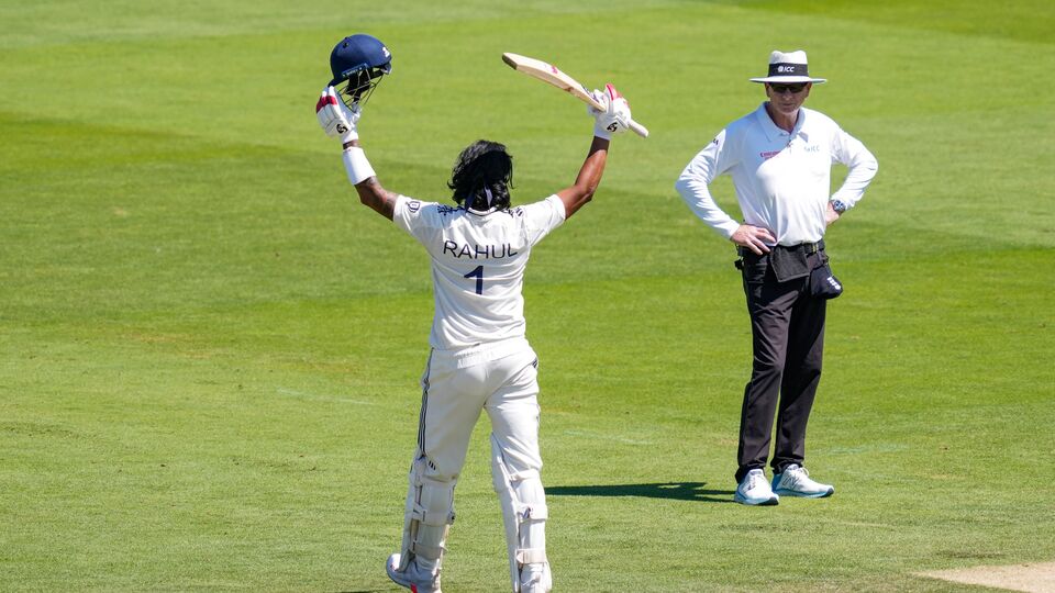 টেস্টে যে ১০টি শতরান করেছেন রাহুল, তার মধ্যে ন'টিই এসেছে বিদেশে। চারটি শতরান করেছেন ইংল্যান্ডে। দুটি শতরান করেছেন দক্ষিণ আফ্রিকায়। অস্ট্রেলিয়া, শ্রীলঙ্কা এবং ওয়েস্ট ইন্ডিজে একটি করে শতরান করেছেন। যা যুগ্মভাবে সর্বোচ্চ (দশম শতরানের সময়)। মোহিন্দর অমরাথ এবং কেন ব্যারিংটনের তালিকায় যুক্ত হয়ে গেলেন রাহুল। (ছবি সৌজন্যে পিটিআই)
