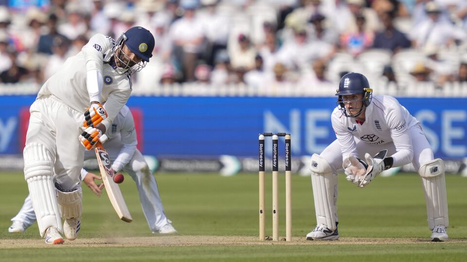 পন্ত এবং রাহুলের ১৪১ রানের সুবাদে তিন উইকেটে ২৪৮ রানে পৌঁছে যায় ভারত। কিন্তু লাঞ্চের আগে এবং পরে ১০ মিনিটের নাটকীয়তায় ভারতের স্কোর দাঁড়ায় পাঁচ উইকেটে ২৫৪ রান। তারপর নীতীশকুমার রেড্ডি এবং রবীন্দ্র জাদেজা ভারতকে টানতে থাকেন। তাঁরা ৭২ রান যোগ করেন। ওয়াশিংটন সুন্দরের সঙ্গে ৫০ রান যোগ করেন জাদেজা। যিনি ৭২ রান করেন। (ছবি সৌজন্যে পিটিআই)