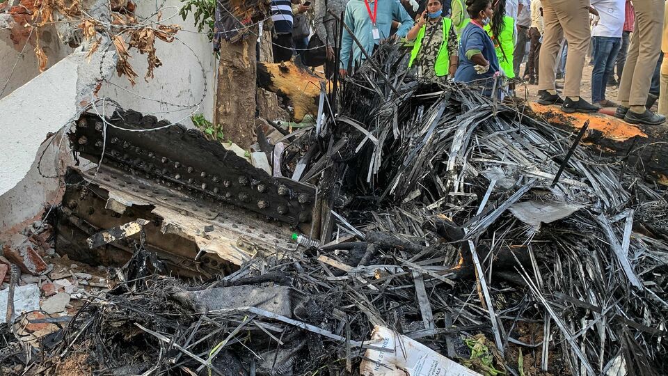 বিপর্যয়ের ঠিক এক মাস পরে প্রকাশিত হয়েছে এই ১৫ পৃষ্ঠার প্রতিবেদনটি। বিমান দুর্ঘটনার চূড়ান্ত মুহুর্তের প্রথম আনুষ্ঠানিক বিবরণ সরবরাহ করা হয়েছে এই রিপোর্টে। একই সাথে সেই বিমানে দুটো ইঞ্জিনেরই বন্ধ হওয়ার কারণ সম্পর্কে নতুন প্রশ্ন উত্থাপন করেছে এই প্রতিবেদন। রিপোর্টে বলা হয়েছে, শেষ মুহূর্তে ককপিটে এক পাইলট অপরজনকে জিজ্ঞেস করেন, কেন ইঞ্জিনে জ্বালানি প্রবাহ বন্ধ করা হয়েছে। তাতে অপর পাইলট জ্বালানি সরবরাহ করার কথা অস্বীকার করেন। 