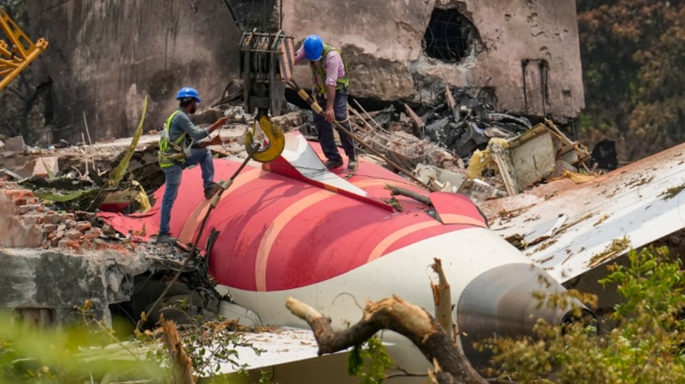 শনিবার মধ্যরাতের পরপরই এয়ার ইন্ডিয়ার ফ্লাইট ১৭১-এর দুর্ঘটনার প্রাথমিক প্রতিবেদন প্রকাশ করেছে এয়ারক্রাফট অ্যাক্সিডেন্ট ইনভেস্টিগেশন ব্যুরো। রিপোর্টে দাবি করা হয়েছে, বিমানটি আকাশে ওড়ার পরই একজন পাইলট বুঝতে পেরেছিলেন যে টেকঅফের সময় উভয় ইঞ্জিনের জ্বালানি প্রবাহ বন্ধ হয়ে যায়। 