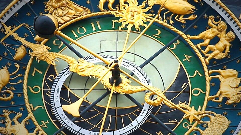 প্রতিশ্রুতিবদ্ধ হতে ভয় পাওয়া - সম্পর্কের ক্ষেত্রে বা কর্মক্ষেত্রে আপনারা অনেক সময় প্রতিশ্রুতিবদ্ধ হতে দ্বিধা করেন। এর ফলে ব্যক্তিগত সম্পর্কগুলি গভীর হতে পারে না এবং পেশাগত জীবনেও স্থায়িত্বের অভাব দেখা দিতে পারে। যদি কোনও সম্পর্কে প্রতিশ্রুতি না দেন, তবে সেটি ভাঙার সম্ভাবনা থাকে।