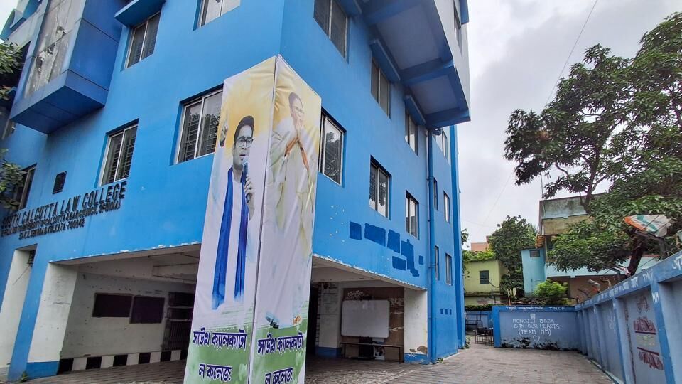 মনোজিৎ মিশ্রকে নিয়ে এই দেওয়াল লিখন এখনও কেন মোছা হয়নি, এই নিয়ে উঠতে শুরু করেছে প্রশ্ন। এই আবহে সম্প্রতি প্রশ্নের মুখে পড়েছেন কলেজের ভাইস প্রিন্সিপাল নয়না চট্টোপাধ্যায়। জবাবে নয়না বলেন, 'এটা পড়ুয়ারাই লিখেছিল। কোনও শিক্ষক বা স্টাফ এই কাজ করেননি। এটা আমাদের নজরে আসার পরই ফিন্যান্স কমিটিকে জানানো হয়েছে। পার্চেজ কমিটির সঙ্গে এই দেওয়াল লিখন মোছার বিষয়ে আলোচনা হয়েছে। তবে সেটা মোছার আগেই এই ধর্ষণের ঘটনা ঘটে।' 