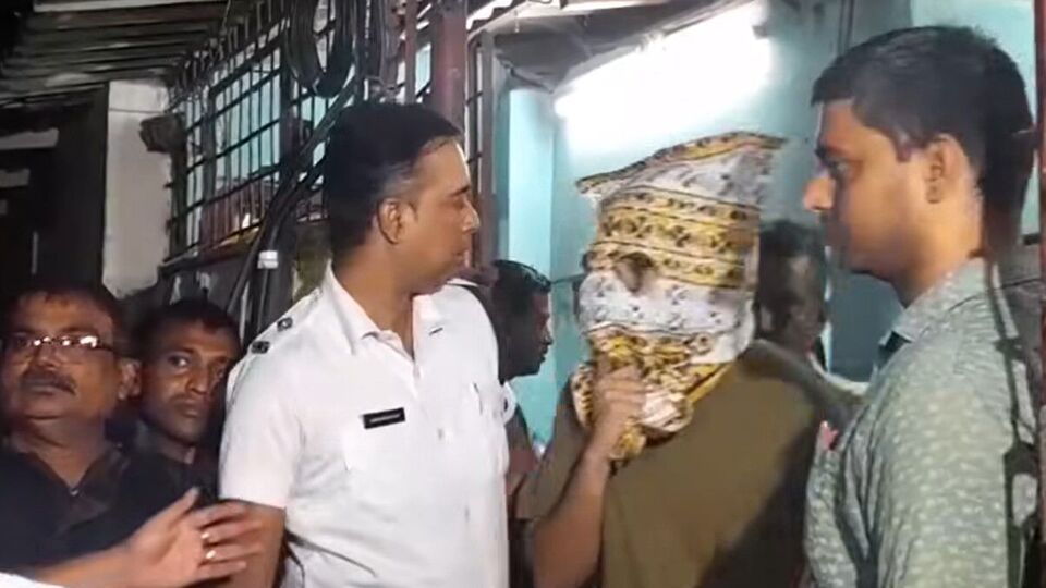 মনোজিতের বিরুদ্ধে ১১টি মামলা আছে পুলিশের খাতায়। এর আগে একাধিকবার পুলিশ তাকে ধরেছিল। শ্লীলতাহানী থেকে খুনের চেষ্টার তো অভিযোগ দায়ের রয়েছে মনোজিতের বিরুদ্ধে। দাবি করা হচ্ছে, মনোজিৎ মিশ্র নাকি প্রতি বছর ১৫টি পড়ুয়াকে ভর্তি করাত কলেজে। এক একটি ভর্তির জন্য ৫০ হাজার থেকে ৩ লাখ টাকা করে ঘুষ নিত সে। এদিকে শুধু পড়ুয়া নয়, কলেজের শিক্ষকদেরও নাকি ভয় দেখাত মনোজিৎ। একবার নাকি এক শিক্ষক মনোজিতের বেআইনি পড়ুয়া ভর্তির বিরোধিতা করেছিলেন। সেই সময় নাকি মনোজিৎ সেই শিক্ষককে কলেজের বাইরে 'ভাগিয়ে ভাগিয়ে মারার' হুঁশিয়ারি দিয়েছিল। 