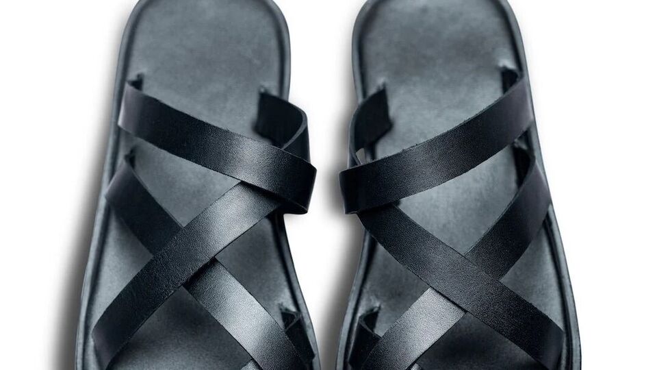 শনিদেবকে সন্তুষ্ট করার জন্য, শ্রাবণ শনিবারে শ্রমিক শ্রেণীর লোকদের চপ্পল, ছাতা, লোহার জিনিসপত্র দান করুন। বলা হয় যে এটি শনির সাড়ে সাতি এবং ধাইয়া থেকেও মুক্তি দেয়।