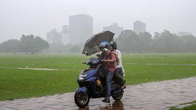 দক্ষিণবঙ্গের পূর্বাভাস- রবিবার কলকাতার আকাশ মেঘলা থাকবে। দুপুর থেকে বর্ষণের সম্ভাবনা রয়েছে। সোমবার দক্ষিণবঙ্গে ভারী বর্ষণের সম্ভাবনা রয়েছে বহু জায়গায়। সপ্তাহের প্রথম দিনে, ব্যস্ততম সময়ে বৃষ্টি হতে পারে, পুরুলিয়া, বাঁকুড়া, পশ্চিম মেদিনীপুর, দক্ষিণ ২৪ পরগনায়। মঙ্গলবার গাঙ্গেয় পশ্চিমবঙ্গের জেলা গুলির বেশিরভাগ জায়গায় ভারী বর্ষণ হতে পারে। রবিবার থেকে আগামী ৫ দিন মৎস্যজীবীদের সমুদ্রে যেতে বারণ করা হচ্ছে। বৃষ্টির সঙ্গে দক্ষিণের বিভিন্ন জেলায় ৩০ থেকে ৪০ কিলোমিটার বেগে বজ্রবিদ্যফ সহ বৃষ্টির সম্ভাবনা রয়েছে। (ছবি সৌজন্যে এএফপি) দক্ষিণবঙ্গের পূর্বাভাস- রবিবার কলকাতার আকাশ মেঘলা থাকবে। দুপুর থেকে বর্ষণের সম্ভাবনা রয়েছে। সোমবার দক্ষিণবঙ্গে ভারী বর্ষণের সম্ভাবনা রয়েছে বহু জায়গায়। সপ্তাহের প্রথম দিনে, ব্যস্ততম সময়ে বৃষ্টি হতে পারে, পুরুলিয়া, বাঁকুড়া, পশ্চিম মেদিনীপুর, দক্ষিণ ২৪ পরগনায়। মঙ্গলবার গাঙ্গেয় পশ্চিমবঙ্গের জেলা গুলির বেশিরভাগ জায়গায় ভারী বর্ষণ হতে পারে। রবিবার থেকে আগামী ৫ দিন মৎস্যজীবীদের সমুদ্রে যেতে বারণ করা হচ্ছে। বৃষ্টির সঙ্গে দক্ষিণের বিভিন্ন জেলায় ৩০ থেকে ৪০ কিলোমিটার বেগে বজ্রবিদ্যফ সহ বৃষ্টির সম্ভাবনা রয়েছে। (ছবি সৌজন্যে এএফপি)