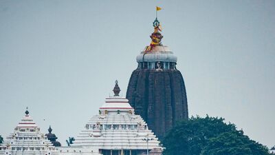 আর এমন একটা সময় পুরীর সাম্মানিক রাজা সেই বিষয়টি জানিয়েছেন, যখন দিঘার জগন্নাথ মন্দিরকে পশ্চিমবঙ্গ সরকার 'জগন্নাথ ধাম' হিসেবে চিহ্নিত করেছে বলে অভিযোগ উঠেছে। সেইসঙ্গে অভিযোগ উঠেছে যে নির্দিষ্ট সময় না মেনে নিজেদের খেয়ালখুশি মতো বিদেশে জগন্নাথদেবের বিভিন্ন আচার-অনুষ্ঠান পালন করছে ইসকন। (ফাইল ছবি, সৌজন্যে পিটিআই) আর এমন একটা সময় পুরীর সাম্মানিক রাজা সেই বিষয়টি জানিয়েছেন, যখন দিঘার জগন্নাথ মন্দিরকে পশ্চিমবঙ্গ সরকার 'জগন্নাথ ধাম' হিসেবে চিহ্নিত করেছে বলে অভিযোগ উঠেছে। সেইসঙ্গে অভিযোগ উঠেছে যে নির্দিষ্ট সময় না মেনে নিজেদের খেয়ালখুশি মতো বিদেশে জগন্নাথদেবের বিভিন্ন আচার-অনুষ্ঠান পালন করছে ইসকন। (ফাইল ছবি, সৌজন্যে পিটিআই)
