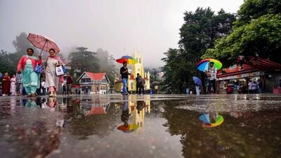 মঙ্গলবার দার্জিলিং, কালিম্পং এবং উত্তর দিনাজপুরের একটি বা দুটি অংশে ভারী বৃষ্টি হবে। ওই তিনটি জেলায় হলুদ সতর্কতা জারি করা হয়েছে। বাকি পাঁচটি জেলার অধিকাংশ জায়গায় বজ্রবিদ্যুৎ-সহ হালকা থেকে মাঝারি বৃষ্টি হবে। বুধবার, বৃহস্পতিবার এবং শুক্রবার উত্তরবঙ্গের প্রতিটি জেলার অনেকাংশে বজ্রবিদ্যুৎ-সহ হালকা থেকে মাঝারি বৃষ্টি হতে পারে। কোনও জেলায় জারি করা হয়নি সতর্কতা। (ছবিটি প্রতীকী, সৌজন্যে পিটিআই) মঙ্গলবার দার্জিলিং, কালিম্পং এবং উত্তর দিনাজপুরের একটি বা দুটি অংশে ভারী বৃষ্টি হবে। ওই তিনটি জেলায় হলুদ সতর্কতা জারি করা হয়েছে। বাকি পাঁচটি জেলার অধিকাংশ জায়গায় বজ্রবিদ্যুৎ-সহ হালকা থেকে মাঝারি বৃষ্টি হবে। বুধবার, বৃহস্পতিবার এবং শুক্রবার উত্তরবঙ্গের প্রতিটি জেলার অনেকাংশে বজ্রবিদ্যুৎ-সহ হালকা থেকে মাঝারি বৃষ্টি হতে পারে। কোনও জেলায় জারি করা হয়নি সতর্কতা। (ছবিটি প্রতীকী, সৌজন্যে পিটিআই)
