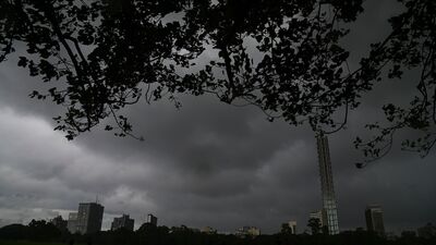 বুধবার, বৃহস্পতিবার এবং শুক্রবার দক্ষিণবঙ্গের সব জেলার অনেকাংশে বজ্রবিদ্যুৎ-সহ হালকা থেকে মাঝারি বৃষ্টি হবে। শুধুমাত্র বুধবার উত্তর ২৪ পরগনা, দক্ষিণ ২৪ পরগনা, পূর্ব বর্ধমান, পশ্চিম বর্ধমান, বীরভূম, মুর্শিদাবাদ এবং নদিয়ায় হলুদ সতর্কতা জারি করা হয়েছে। শনিবার থেকে দক্ষিণবঙ্গে বৃষ্টি কমবে। সেদিন প্রতিটি জেলার কয়েকটি অংশে বজ্রবিদ্যুৎ-সহ হালকা থেকে মাঝারি বৃষ্টি হবে। (ছবি সৌজন্যে পিটিআই) বুধবার, বৃহস্পতিবার এবং শুক্রবার দক্ষিণবঙ্গের সব জেলার অনেকাংশে বজ্রবিদ্যুৎ-সহ হালকা থেকে মাঝারি বৃষ্টি হবে। শুধুমাত্র বুধবার উত্তর ২৪ পরগনা, দক্ষিণ ২৪ পরগনা, পূর্ব বর্ধমান, পশ্চিম বর্ধমান, বীরভূম, মুর্শিদাবাদ এবং নদিয়ায় হলুদ সতর্কতা জারি করা হয়েছে। শনিবার থেকে দক্ষিণবঙ্গে বৃষ্টি কমবে। সেদিন প্রতিটি জেলার কয়েকটি অংশে বজ্রবিদ্যুৎ-সহ হালকা থেকে মাঝারি বৃষ্টি হবে। (ছবি সৌজন্যে পিটিআই)