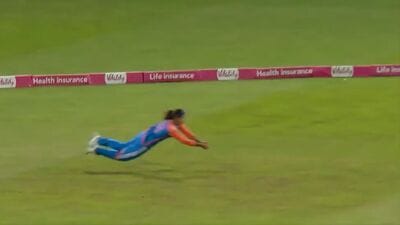 শূন্যে উড়ে অ্যামি জোনসের অবিশ্বাস্য ক্যাচ ভারতের রাধার। ছবি- টুইটার।