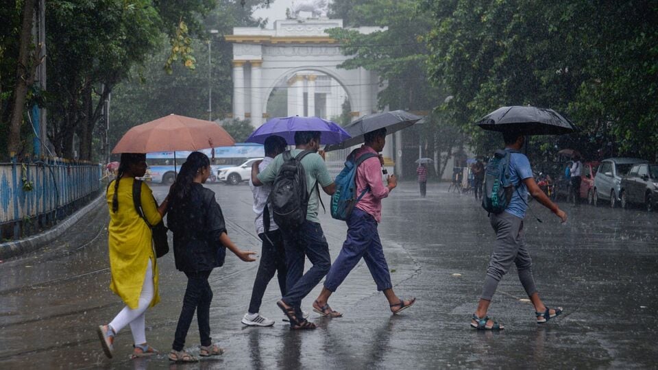 মঙ্গলবার দক্ষিণবঙ্গের সব জেলায় হলুদ সতর্কতা জারি করা হয়েছে। পূর্ব বর্ধমান, পশ্চিম বর্ধমান, বীরভূম, মুর্শিদাবাদ এবং নদিয়ার একটি বা দুটি অংশে ভারী বৃষ্টি (৭০ মিলিমিটার থেকে ১১০ মিলিমিটার) হবে। বাকি ১০টি জেলার অধিকাংশ অংশে বজ্রবিদ্যুৎ-সহ হালকা থেকে মাঝারি বৃষ্টি হতে পারে। (ছবি সৌজন্যে এএনআই)