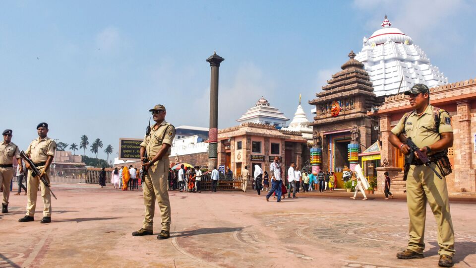 সংবাদসংস্থা পিটিআইয়ে পুরীর সাম্মানিক রাজা দাবি করেছেন, পশ্চিমবঙ্গ সরকার এবং ইসকন যে কাজ করেছে, তাতে পবিত্র ধর্মগ্রন্থ এবং প্রাচীন ঐতিহ্যের 'গুরুতর লঙ্ঘন' করা হচ্ছে। উল্লেখ্য, গত ৩০ এপ্রিল দিঘার জগন্নাথ মন্দিরের উদ্বোধন করেন পশ্চিমবঙ্গের মুখ্যমন্ত্রী মমতা বন্দ্যোপাধ্যায়। কয়েকদিন পরেই মমতাকে চিঠি লিখে ‘জগন্নাথ ধাম’ নিয়ে আপত্তি জানিয়েছিলেন ওড়িশার মুখ্যমন্ত্রী মোহনচরণ মাঝি। (ফাইল ছবি, সৌজন্যে পিটিআই)