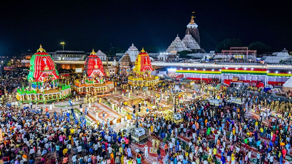 পুরীর জগন্নাথ মন্দিরের বিভিন্ন রীতিনীতির কপিরাইট চাইবে ওড়িশা সরকার। পুরীর সাম্মানিক রাজা গজপতি মহারাজ দিব্যসিং দেব জানিয়েছেন, পুরীর জগন্নাথ মন্দিরের প্রাচীন সাংস্কৃতিক ঐতিহ্য যাতে রক্ষা করা যায়, সেজন্যই এমন সিদ্ধান্ত নেওয়া হচ্ছে। তাঁর কথায়, 'আইনি দিক থেকে বিষয়টি খতিয়ে দেখতে হবে। পুরো বিষয়টি নিয়ে বিশেষজ্ঞদের মতামত নেবে রাজ্য সরকার। তারপর উপযুক্ত পদক্ষেপ করবে।' (ফাইল ছবি, সৌজন্যে পিটিআই)