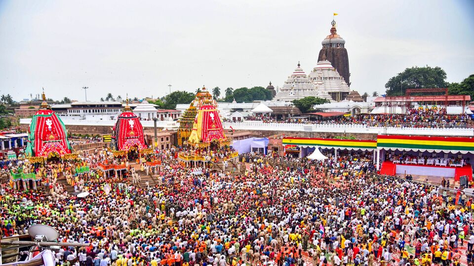 দিঘার জগন্নাথ মন্দিরে বিভিন্ন আচার-অনুষ্ঠান পালন করার দায়িত্ব দেওয়া হয়েছে ইসকনকে। পুরীর সাম্মানিক রাজা দাবি করেছেন, বিদেশে যে কোনও সময় ইসকন জগন্নাথদেবের স্নানযাত্রা এবং রথযাত্রা পালন করছে। সেই বিষয়টি ইসকন মায়াপুর কর্তৃপক্ষের সঙ্গে যোগাযোগ করা হয়েছে। মায়াপুর হল ইসকনের সদর দফতর। ইসকনের সঙ্গে আলোচনা চলছে বলে জানিয়েছেন পুরীর সাম্মানিক রাজা। (ফাইল ছবি, সৌজন্যে পিটিআই)