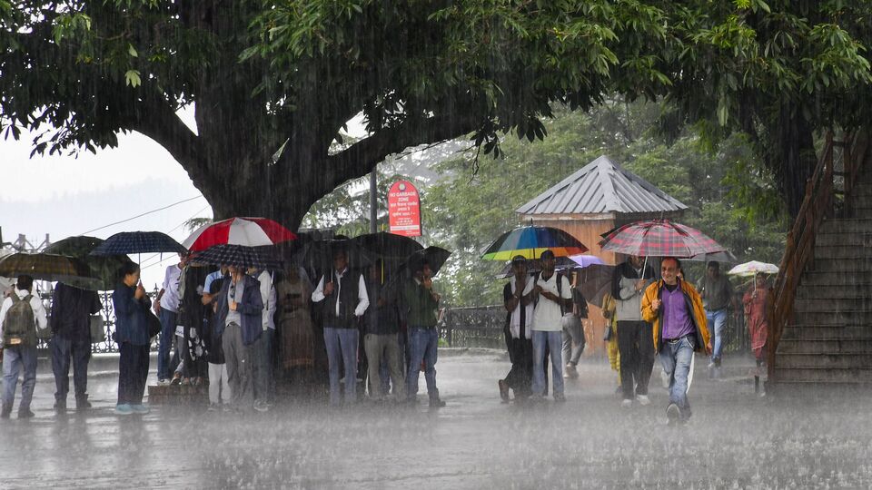 সোমবার উত্তরবঙ্গের তিনটি জেলার (দার্জিলিং, জলপাইগুড়ি এবং কালিম্পং) একটি বা দুটি অংশে ভারী বৃষ্টি হবে। ওই তিনটি জেলায় হলুদ সতর্কতা জারি করা হয়েছে। বাকি পাঁচটি জেলার (আলিপুরদুয়ার, কোচবিহার, উত্তর দিনাজপুর, দক্ষিণ দিনাজপুর এবং মালদা) অনেকাংশে বজ্রবিদ্যুৎ-সহ হালকা থেকে মাঝারি বৃষ্টি হতে পারে। (ছবিটি প্রতীকী, সৌজন্যে পিটিআই)