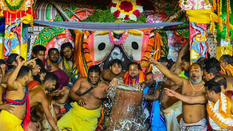 যদিও ইতিমধ্যে সেই বিষয়টি নিয়ে কলকাতা ইসকনের মুখপাত্র রাধারমণ দাস জানিয়েছেন, বিশ্বের বিভিন্ন প্রান্তে বিভিন্ন রকম নিয়ম আছে। নির্দিষ্ট দিনে রীতিনীতি পালন করার অনুমতি পাওয়া যায় না। নির্দিষ্ট দিন বেঁধে দেয় প্রশাসন। সেইমতো পালন করতে হয় সংশ্লিষ্ট রীতিনীতি। তাই কখনও কখনও একেবারে নির্দিষ্ট দিনে সংশ্লিষ্ট রীতি পালন করা যায় না। (ফাইল ছবি, সৌজন্যে পিটিআই)