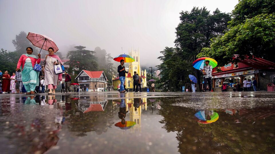 মঙ্গলবার দার্জিলিং, কালিম্পং এবং উত্তর দিনাজপুরের একটি বা দুটি অংশে ভারী বৃষ্টি হবে। ওই তিনটি জেলায় হলুদ সতর্কতা জারি করা হয়েছে। বাকি পাঁচটি জেলার অধিকাংশ জায়গায় বজ্রবিদ্যুৎ-সহ হালকা থেকে মাঝারি বৃষ্টি হবে। বুধবার, বৃহস্পতিবার এবং শুক্রবার উত্তরবঙ্গের প্রতিটি জেলার অনেকাংশে বজ্রবিদ্যুৎ-সহ হালকা থেকে মাঝারি বৃষ্টি হতে পারে। কোনও জেলায় জারি করা হয়নি সতর্কতা। (ছবিটি প্রতীকী, সৌজন্যে পিটিআই)