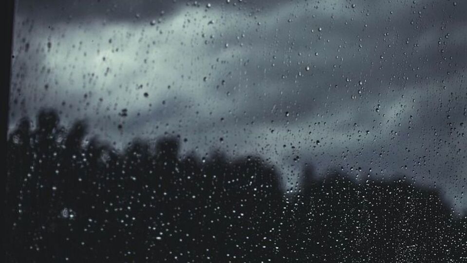 পাতে ইলিশ পড়ার মরশুমে সপ্তাহান্তে ফের একবার দাপুটে মেজাজে বর্ষা! সদ্য কিছুদিন আগেই ভারী বর্ষণে নাজেহাল হয়েছে বাংলার একটা বড় অংশের জনজীবন। এবার ফের একবার ভারী বর্ষণের পূর্বাভাস রয়েছে। সোমবার থেকেই বাংলার একাধিক জায়গায় ভারী বর্ষণ হতে পারে বলে পূর্বাভাস রয়েছে। দেখা যাক, কী বলছে পশ্চিমবঙ্গের আবহাওয়ার পূর্বাভাস। 