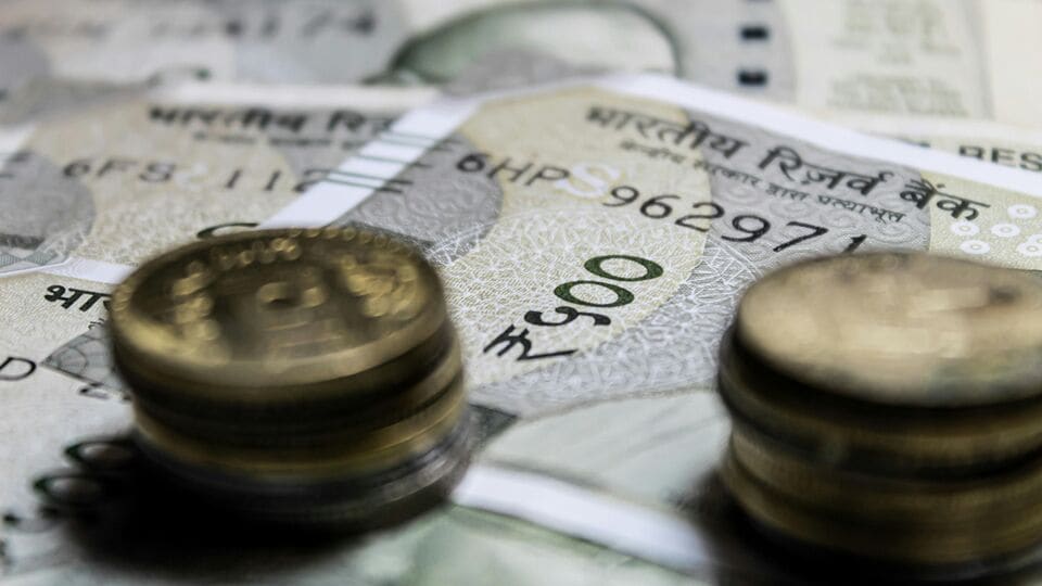 ওই রিপোর্ট অনুযায়ী, ২০২৫ সালের শেষের মধ্যে অষ্টম বেতন কমিশনের সুপারিশ জমা পড়তে পারে। আর আসলে অষ্টম বেতন কমিশনের সুপারিশ কার্যকর করার ঘোষণা করা হতে পারে ২০২৬-২৭ অর্থবর্ষ থেকে। নির্ধারিত সময়ের কিছুটা পরে সুপারিশের ঘোষণা করা হলেও ২০২৬ সালের ১ জানুয়ারি থেকেই নয়া বেতন কাঠামো এবং মহার্ঘ ভাতার মতো বিষয় কার্যকর হতে পারে বলে আশা করা হচ্ছে। (ছবিটি প্রতীকী, সৌজন্যে Pexel)