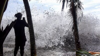 ভারী বৃষ্টির পাশাপাশি মৎস্যজীবীদের জন্যও সতর্কতা জারি করা হয়েছে। আগামী ২৪ ঘণ্টায় উত্তর ওড়িশা, পশ্চিমবঙ্গ এবং বাংলাদেশ উপকূল বরাবর উত্তর বঙ্গোপসাগরে ঘণ্টায় ৪০-৫০ কিমি বেগে ঝোড়ো হাওয়া বইবে। দমকা হওয়ার বেগ কখনও কখনও ঘণ্টায় ৬০ কিমিতেও পৌঁছে যাবে। উত্তাল থাকবে সমুদ্র। সেই পরিস্থিতিতে আগামী ২৪ ঘণ্টায় মৎস্যজীবীদের সমুদ্রে যেতে নিষেধ করা হয়েছে। (ছবিটি প্রতীকী, সৌজন্যে পিটিআই) ভারী বৃষ্টির পাশাপাশি মৎস্যজীবীদের জন্যও সতর্কতা জারি করা হয়েছে। আগামী ২৪ ঘণ্টায় উত্তর ওড়িশা, পশ্চিমবঙ্গ এবং বাংলাদেশ উপকূল বরাবর উত্তর বঙ্গোপসাগরে ঘণ্টায় ৪০-৫০ কিমি বেগে ঝোড়ো হাওয়া বইবে। দমকা হওয়ার বেগ কখনও কখনও ঘণ্টায় ৬০ কিমিতেও পৌঁছে যাবে। উত্তাল থাকবে সমুদ্র। সেই পরিস্থিতিতে আগামী ২৪ ঘণ্টায় মৎস্যজীবীদের সমুদ্রে যেতে নিষেধ করা হয়েছে। (ছবিটি প্রতীকী, সৌজন্যে পিটিআই)