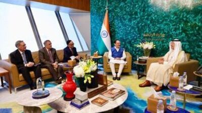 জানা গিয়েছে, ভারত ও সৌদির মধ্যে এই চুক্তি দুই দেশের কয়েকটি সংস্থার মধ্যে সংগঠিত হয়। যার হাত ধরে প্রতি বছর ডিএপি সারের ৩.১ মিলিয়ন MT সরবরাহের কথা হয়েছে(৫ বছরের জন্য)। দুই পক্ষ সমর্থ হলে, এই বোঝাপড়ার মেয়াদ আরও ৫ বছর চলতে পারে বলে জানা যাচ্ছে। উল্লেখ্য, সারের ক্ষেত্রে ডিএপির জন্য বহুদিন ধরে ভারত চিনের ওপর নির্ভর ছিল। ভারতে সবচেয়ে বেশি ব্যবহৃত এই সারের জন্য এবার বেজিং-র ওপর থেকে নির্ভরতা কাটানোর দিকে হাঁটছে দিল্লি। জানা গিয়েছে, ভারত ও সৌদির মধ্যে এই চুক্তি দুই দেশের কয়েকটি সংস্থার মধ্যে সংগঠিত হয়। যার হাত ধরে প্রতি বছর ডিএপি সারের ৩.১ মিলিয়ন MT সরবরাহের কথা হয়েছে(৫ বছরের জন্য)। দুই পক্ষ সমর্থ হলে, এই বোঝাপড়ার মেয়াদ আরও ৫ বছর চলতে পারে বলে জানা যাচ্ছে। উল্লেখ্য, সারের ক্ষেত্রে ডিএপির জন্য বহুদিন ধরে ভারত চিনের ওপর নির্ভর ছিল। ভারতে সবচেয়ে বেশি ব্যবহৃত এই সারের জন্য এবার বেজিং-র ওপর থেকে নির্ভরতা কাটানোর দিকে হাঁটছে দিল্লি।