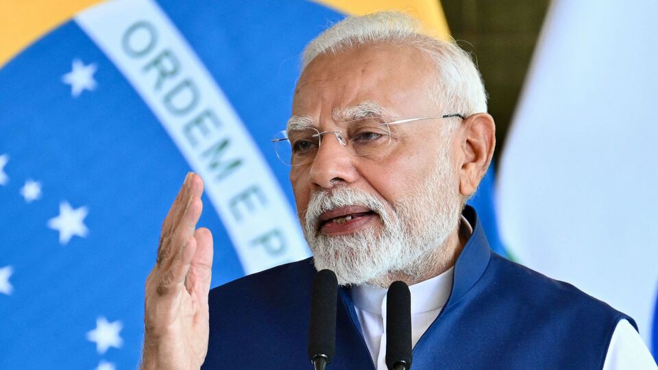 রাজনৈতিক মহলের মতে, বঙ্গ বিজেপির প্রাক্তন সভাপতিকে হরিয়ানার রাজ্যপাল করে জোড়া বার্তা দিল নরেন্দ্র মোদী সরকার। প্রথমত, বিজেপি বাংলা বা বাঙালির বিরোধী নয়। যে বিষয়টি নিয়ে ২০২১ সালের পশ্চিমবঙ্গের বিধানসভা নির্বাচনে ভুগতে হয়েছিল বিজেপিকে। দ্বিতীয়ত, এই সিদ্ধান্তের ফলে বিজেপির পুরনো নেতা-কর্মীদের কাছে বার্তা যাবে যে এভাবেই তাঁদের পুরস্কার দেবে পদ্মশিবির। (ফাইল ছবি, সৌজন্যে এএফপি)