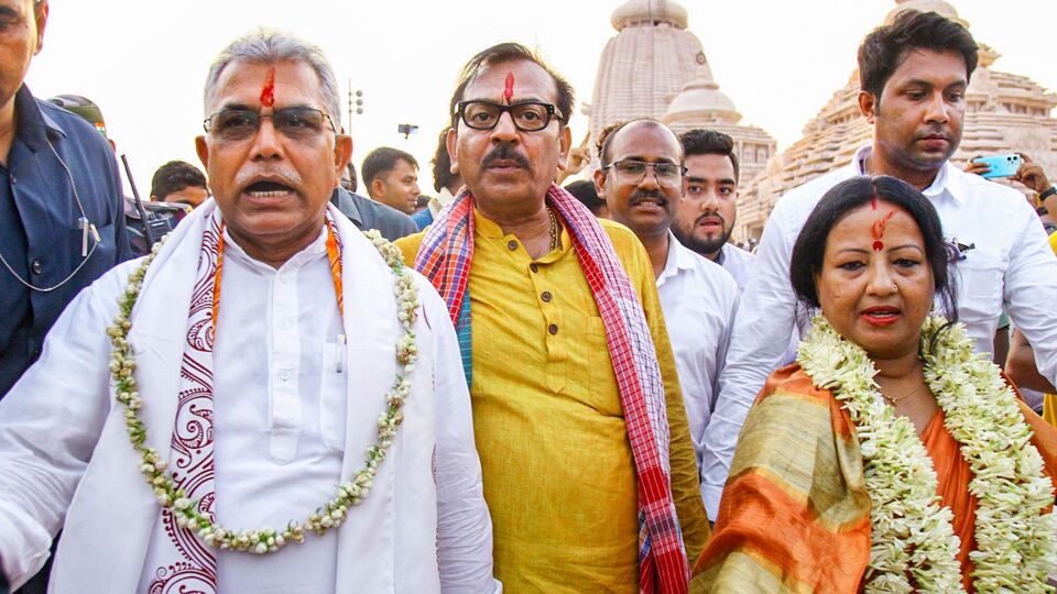 আর সেই দুটি বিষয়ই আগামী বছরের বিধানসভা নির্বাচনের আগে অত্যন্ত গুরুত্বপূর্ণ। ২০২১ সালে বিজেপিকে বাংলা-বিরোধী এবং বহিরাগত তকমা লাগিয়ে প্রচার করেছিল তৃণমূল কংগ্রেস। অন্যদিকে ২০২৬ সালের নির্বাচনের আগে পুরনো এবং বসে যাওয়া কর্মীদের মনোবলও চাঙ্গা হয়ে যাবে। দিনকয়েক আগেই পুরনো নেতা দিলীপ ঘোষের গুরুত্ব বাড়ানো হয়েছে। এবার আরও এক পুরনো নেতাকে বড় পুরস্কার দেওয়া হল। (ফাইল ছবি, সৌজন্যে পিটিআই)