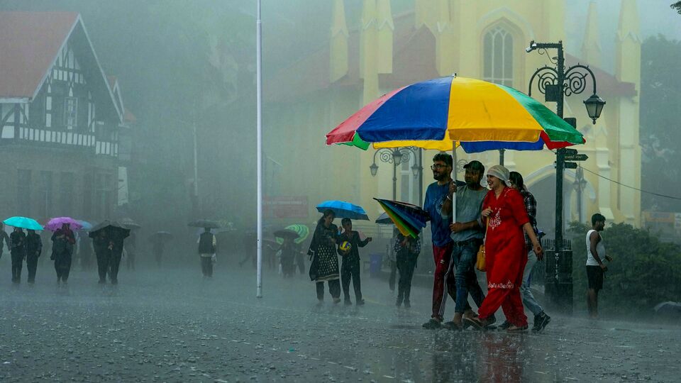বুধবার উত্তরবঙ্গের সব জেলার অনেকাংশে বজ্রবিদ্যুৎ-সহ হালকা থেকে মাঝারি বৃষ্টি হবে। বৃহস্পতিবার এবং শুক্রবার প্রতিটি জেলার কয়েকটি অংশে বজ্রবিদ্যুৎ-সহ হালকা থেকে মাঝারি বৃষ্টি হতে পারে। শুক্রবার দার্জিলিং, জলপাইগুড়ি ও কালিম্পং এবং শনিবার জলপাইগুড়ি ও আলিপুরদুয়ারে ভারী বৃষ্টি হবে। ওই জেলাগুলিতে হলুদ সতর্কতা জারি করা হয়েছে। বাকি জেলাগুলির অধিকাংশ অংশে বজ্রবিদ্যুৎ-সহ হালকা থেকে মাঝারি বৃষ্টি হবে। (ছবিটি প্রতীকী, সৌজন্যে পিটিআই)