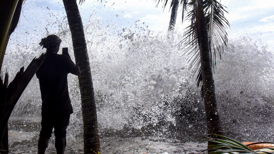 ভারী বৃষ্টির পাশাপাশি মৎস্যজীবীদের জন্যও সতর্কতা জারি করা হয়েছে। আগামী ২৪ ঘণ্টায় উত্তর ওড়িশা, পশ্চিমবঙ্গ এবং বাংলাদেশ উপকূল বরাবর উত্তর বঙ্গোপসাগরে ঘণ্টায় ৪০-৫০ কিমি বেগে ঝোড়ো হাওয়া বইবে। দমকা হওয়ার বেগ কখনও কখনও ঘণ্টায় ৬০ কিমিতেও পৌঁছে যাবে। উত্তাল থাকবে সমুদ্র। সেই পরিস্থিতিতে আগামী ২৪ ঘণ্টায় মৎস্যজীবীদের সমুদ্রে যেতে নিষেধ করা হয়েছে। (ছবিটি প্রতীকী, সৌজন্যে পিটিআই)