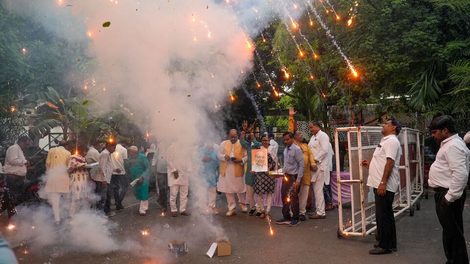 ১৯৯৬ সালে বঙ্গ বিজেপির রাজ্য সম্পাদক হয়েছিলেন অসীম। দু'বছর পরেই রাজ্যের সহ-সভাপতির পদ পেয়েছিলেন। আর পরের বছরই তাঁকে রাজ্য সভাপতি করেছিল বিজেপি। ১৯৯৯ সাল থেকে ২০০২ সাল পর্যন্ত বঙ্গ বিজেপির রাজ্য সভাপতি ছিলেন। তাঁর পরে সেই পদে বসেছিলেন তথাগত রায়। শুধু তাই নয়, ত্রিপুরাতেও কাজ করেছিলেন। (ছবিটি প্রতীকী, সৌজন্যে পিটিআই)