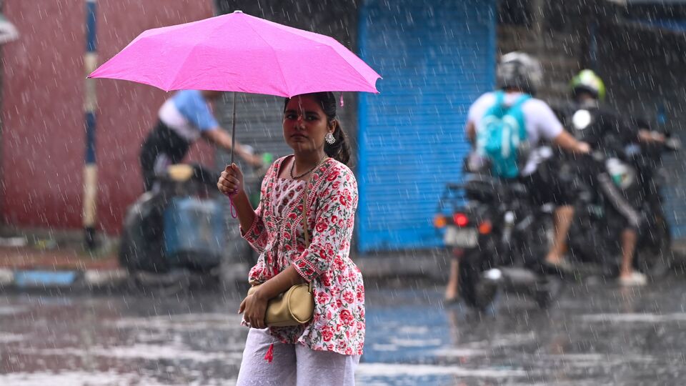 মঙ্গলবার দক্ষিণবঙ্গের সব জেলায় হলুদ সতর্কতা জারি করা হয়েছে। প্রতিটি জেলায় ঘণ্টায় ৩০-৪০ কিলোমিটার বেগে ঝোড়ো হাওয়া বইবে। পুরুলিয়া, বাঁকুড়া, পূর্ব বর্ধমান, পশ্চিম বর্ধমান, বীরভূম এবং মুর্শিদাবাদে ভারী বৃষ্টি হবে। কলকাতা, হাওড়া, হুগলি, উত্তর ২৪ পরগনা, দক্ষিণ ২৪ পরগনা, পূর্ব মেদিনীপুর, পশ্চিম মেদিনীপুর, ঝাড়গ্রাম এবং নদিয়ার অধিকাংশ জায়গায় বজ্রবিদ্যুৎ-সহ হালকা থেকে মাঝারি বৃষ্টি হতে পারে। (ছবি সৌজন্যে, সমীর জানা/হিন্দুস্তান টাইমস)