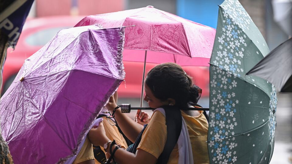 বুধবার দক্ষিণবঙ্গের সব জেলার অধিকাংশ অংশে বজ্রবিদ্যুৎ-সহ হালকা থেকে মাঝারি বৃষ্টি হবে। প্রতিটি জেলায় হলুদ সতর্কতা জারি করা হয়েছে। বৃহস্পতিবার থেকে দক্ষিণবঙ্গে বৃষ্টি কমবে। বৃহস্পতিবার এবং শুক্রবার দক্ষিণবঙ্গের প্রতিটি জেলার অনেকাংশে বজ্রবিদ্যুৎ-সহ হালকা থেকে মাঝারি বৃষ্টি হবে। শনিবার এবং রবিবার দক্ষিণবঙ্গের সব জেলায় কয়েকটি অংশে বজ্রবিদ্যুৎ-সহ হালকা থেকে মাঝারি বৃষ্টি হতে পারে। (ছবি সৌজন্যে, সমীর জানা/হিন্দুস্তান টাইমস)